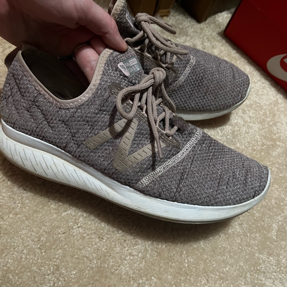 women’s size 9 new balance tennis shoes